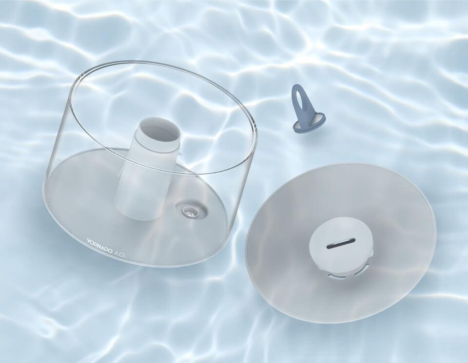 Mistic 4 Easy Clean Mistic 4's cleanable tank, lid, and plug under water